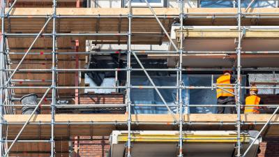 Mannen op bouw steiger