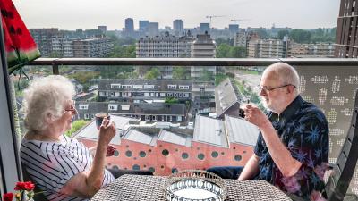 Echtpaar drinken koffie op balkon